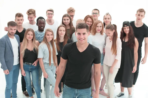Confident guy standing in front of a group of young people — Stock Photo, Image