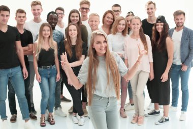 Kız lider ortaklarının önünde duruyor.