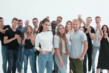 Bir grup başarılı genç, liderlerini alkışlıyor.