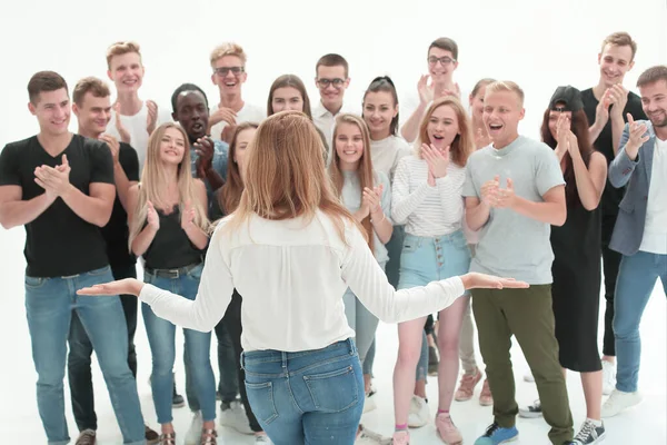 Vista posteriore. giovane donna in cerca di applaudire team di lavoro . — Foto Stock