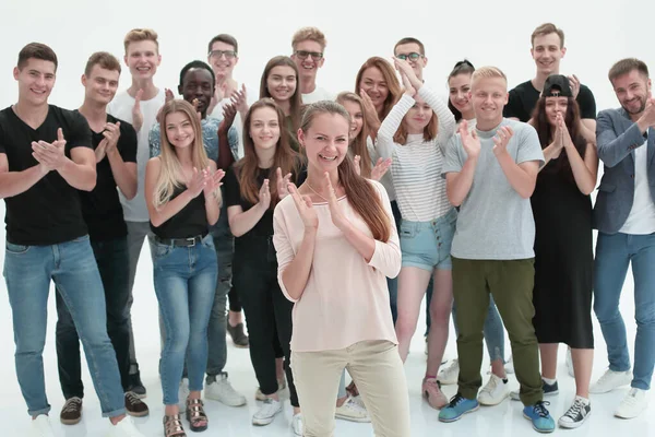 Команда счастливых молодых людей, аплодирующих вместе — стоковое фото