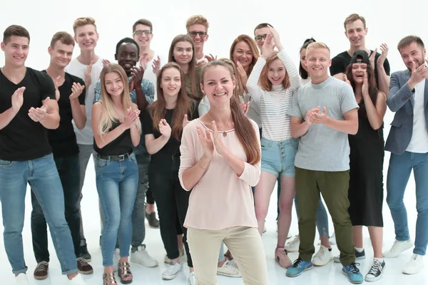 Équipe de jeunes heureux applaudissant ensemble — Photo