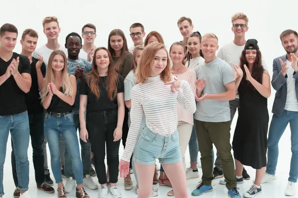 Vedoucí a kreativní tým mladých lidí, kteří stojí při sobě — Stock fotografie