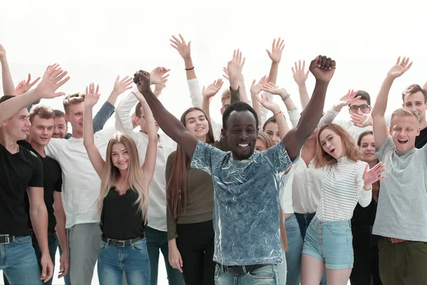 Groupe serré de jeunes gens heureux avec les mains en l'air — Photo