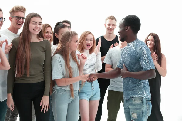 Händedruck der jungen Leute im Hintergrund des applaudierenden Teams — Stockfoto