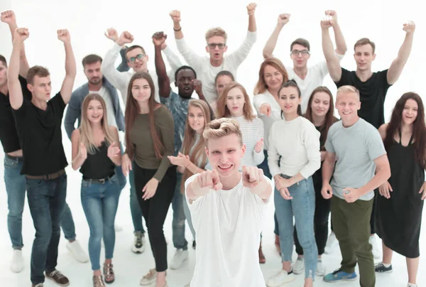 Jovem líder do grupo confiante apontando para você. — Fotografia de Stock