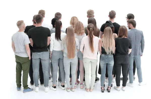 Vista trasera. grupo de jóvenes de pie frente a la pantalla en blanco — Foto de Stock