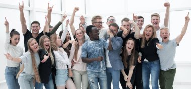 Tam gelişim. Kendine güvenen bir grup genç.