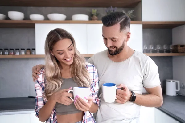 Jovem casal apaixonado na cozinha em um bom dia — Fotografia de Stock