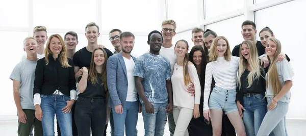 In volle groei. een groep zelfverzekerde jongeren — Stockfoto