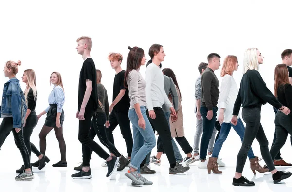 Ležérní mladí lidé kráčející různými směry — Stock fotografie