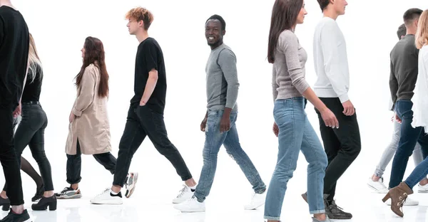 평범 한 청소년들이 다른 방향으로 걷고 있다 — 스톡 사진