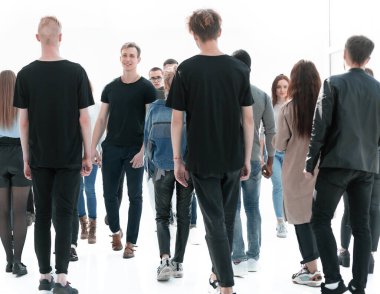 Hedeflerine doğru ilerleyen sıradan genç insanlar