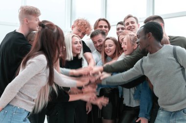 Bir grup mutlu genç birliklerini gösteriyor.