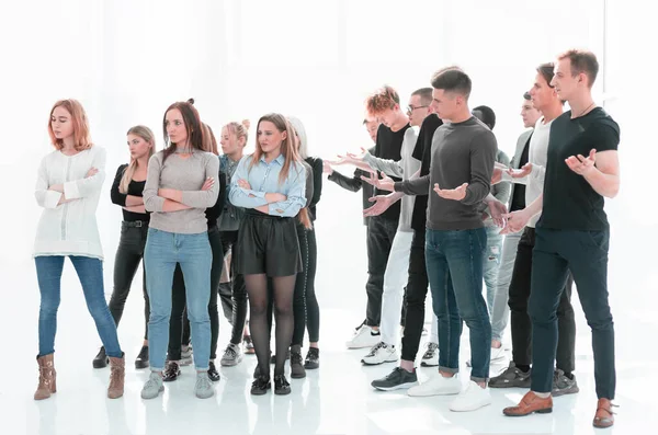Grupy młodych mężczyzn i kobiet stojących osobno — Zdjęcie stockowe