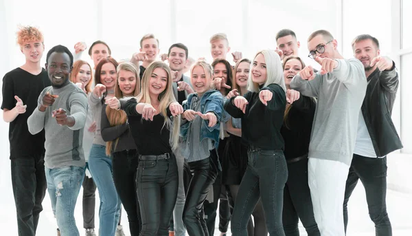 Grupp självsäkra ungdomar som pekar på dig — Stockfoto