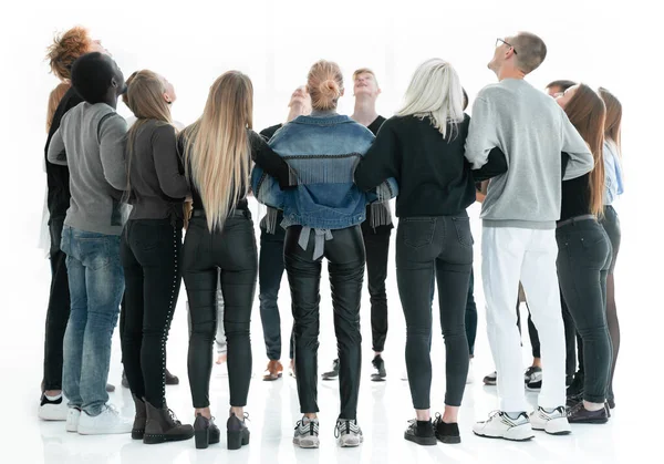 Grupa młodych ludzi stojąca w kręgu — Zdjęcie stockowe