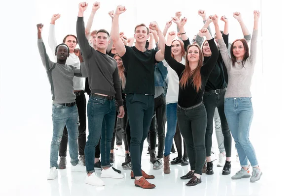 Bunte Gruppe fröhlicher junger Menschen steht zusammen — Stockfoto