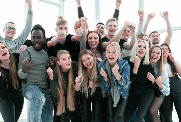 Nahaufnahme. eine Gruppe glücklicher junger Menschen — Stockfoto