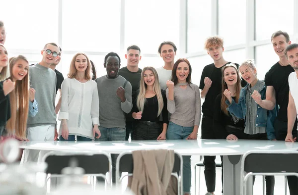 Gruppe unterschiedlicher junger Menschen steht zusammen — Stockfoto