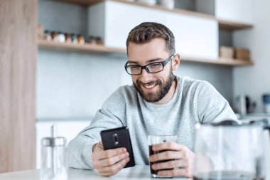 Kapat. Kahvaltıda e-posta okuyan adam