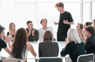 Kapat. Gençler grup toplantısını alkışlıyor