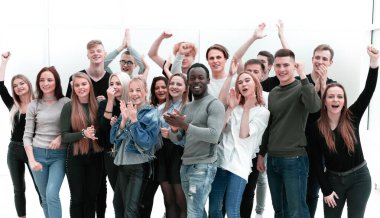 Kapat. Birlikte duran eğlenceli bir arkadaş grubu.