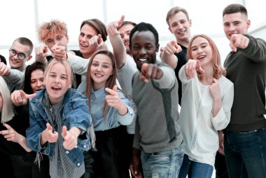 Bir grup neşeli genç seni işaret ediyor.