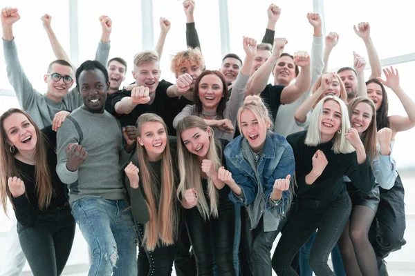 På nära håll. en grupp glada ungdomar — Stockfoto