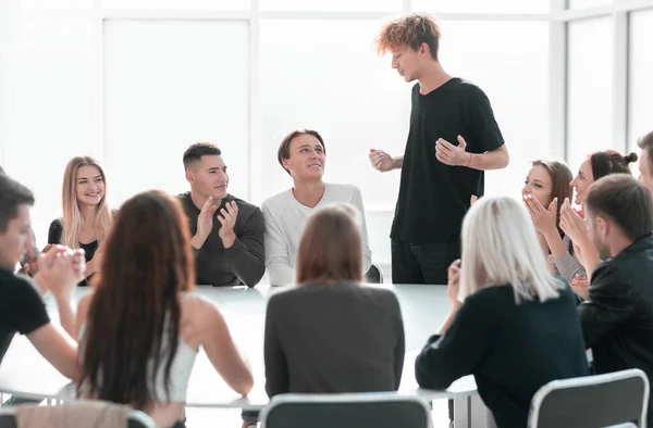 De près. jeunes applaudissements lors d'une réunion de groupe — Photo