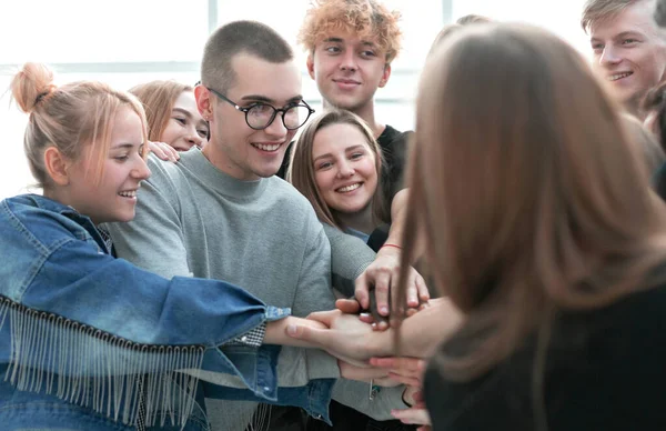 Große Gruppe junger Menschen zeigt ihre Einigkeit — Stockfoto
