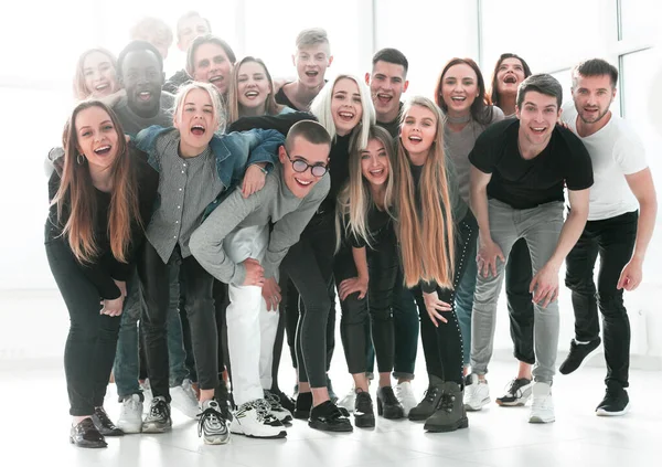 Tam gelişim. Bir grup neşeli arkadaş bir aradayız — Stok fotoğraf