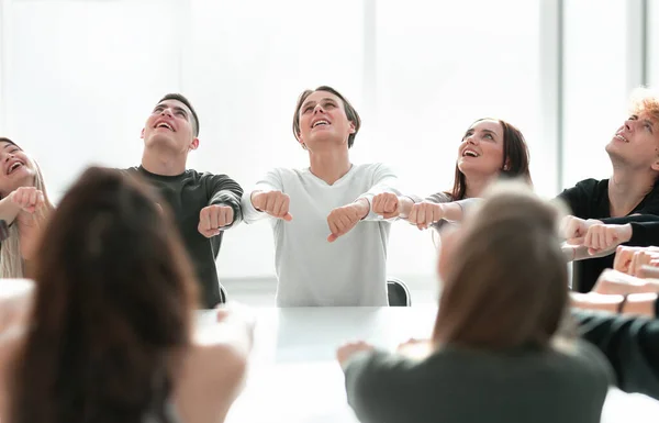 Fokuserad grupp ungdomar som sitter vid ett rundabordssamtal — Stockfoto
