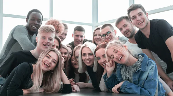 Grande grupo de amigos alegres sentados à mesa — Fotografia de Stock