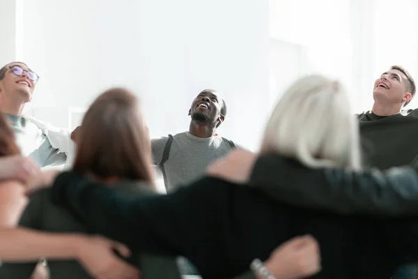 På nära håll. en grupp av olika ungdomar som står i en cirkel. — Stockfoto