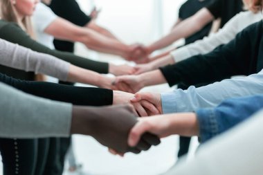 Kapat. Çeşitli gençler el sıkışıyor..