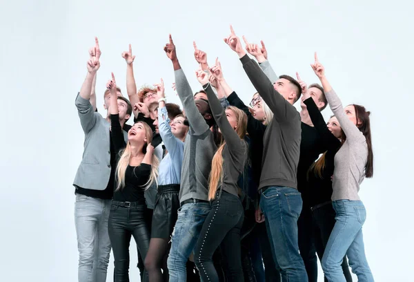 Skupina různorodých mladých lidí ukazuje nahoru — Stock fotografie