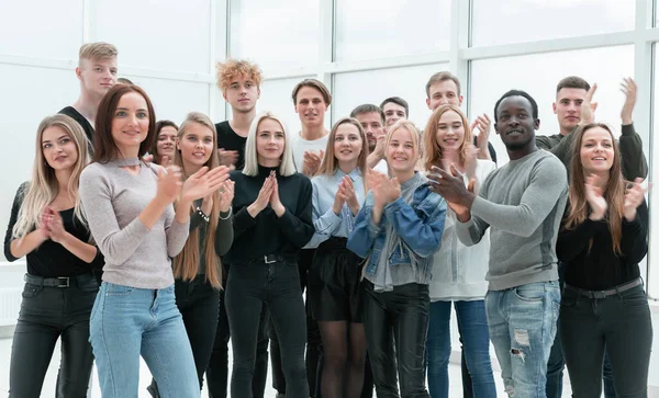 Grupo de jovens aplaudindo. foto com espaço de cópia . — Fotografia de Stock