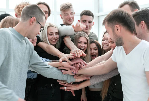 Große Gruppe junger Menschen, die ihre Hände zusammenhalten. — Stockfoto