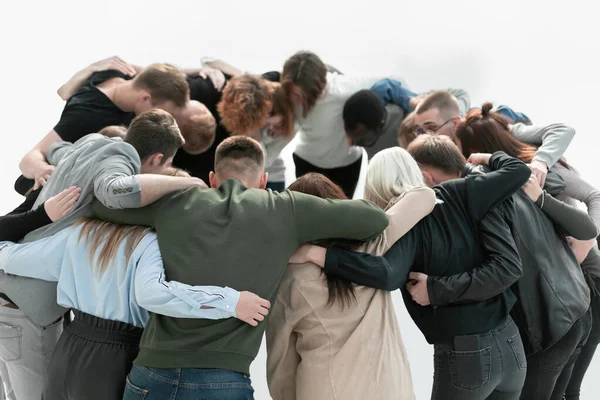 Grupp unga likasinnade människor som står i en cirkel. — Stockfoto
