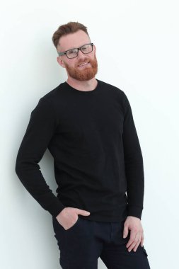 yakışıklı adam siyah kazak bir adam. beyaz izole