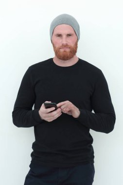 boş alana bakan akıllı telefon ile güzel sakallı adam