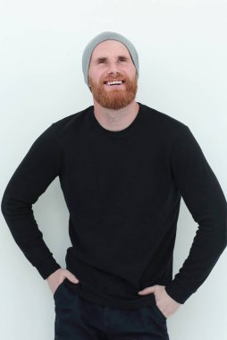 Gülümseyen sakallı adam fotokopi alanına bakıyor.