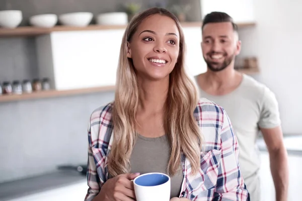 커피 잔을 든 행복 한 젊은 여자 — 스톡 사진
