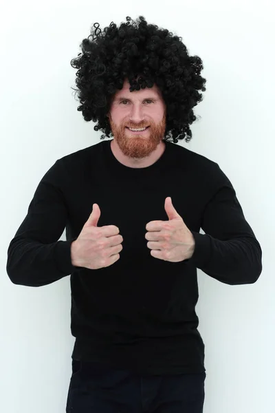 Homem barbudo de peruca a mostrar o polegar. isolado em branco — Fotografia de Stock