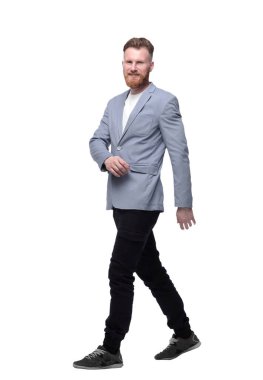 İş adamı kendinden emin bir şekilde ilerler. beyaz üzerine izole