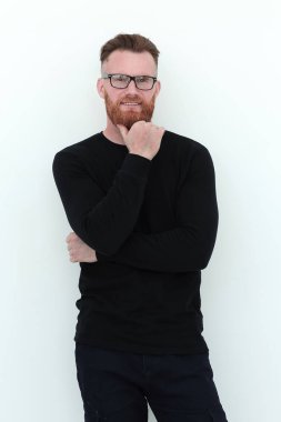 yakışıklı adam siyah kazak bir adam. beyaz izole