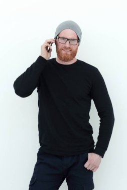 onun akıllı telefon konuşurken sportif genç adam . beyaz izole