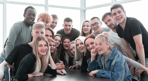 Grande grupo de amigos sentados a uma mesa — Fotografia de Stock