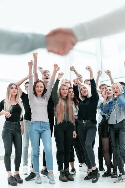 Grupo feliz de jovens empresários. conceito de cooperação — Fotografia de Stock